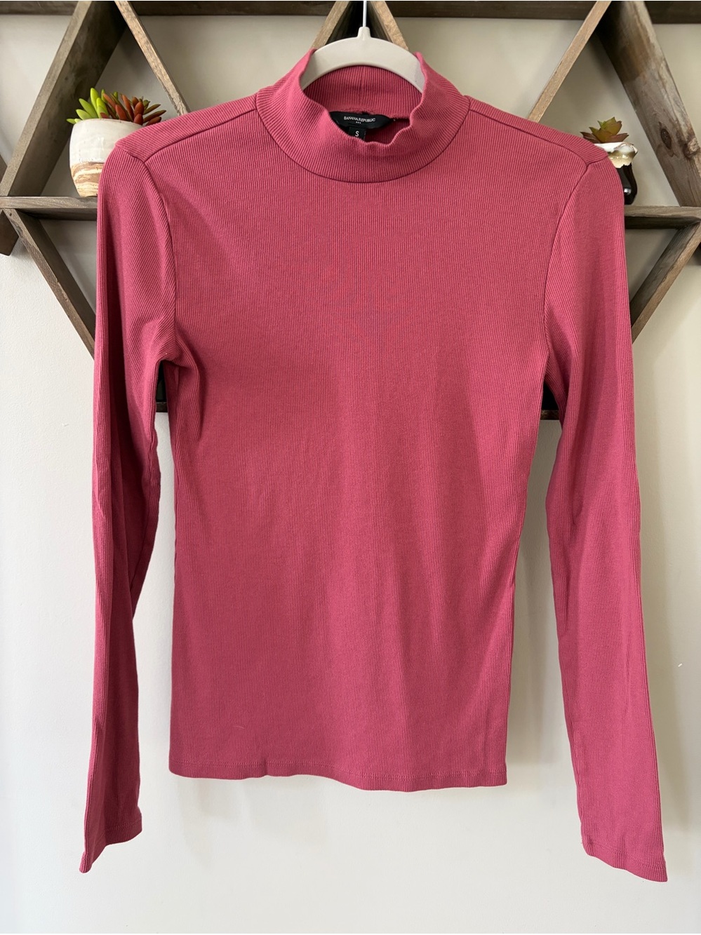 Banana Republic Factory mauve ribbed mock neck top. Size small.